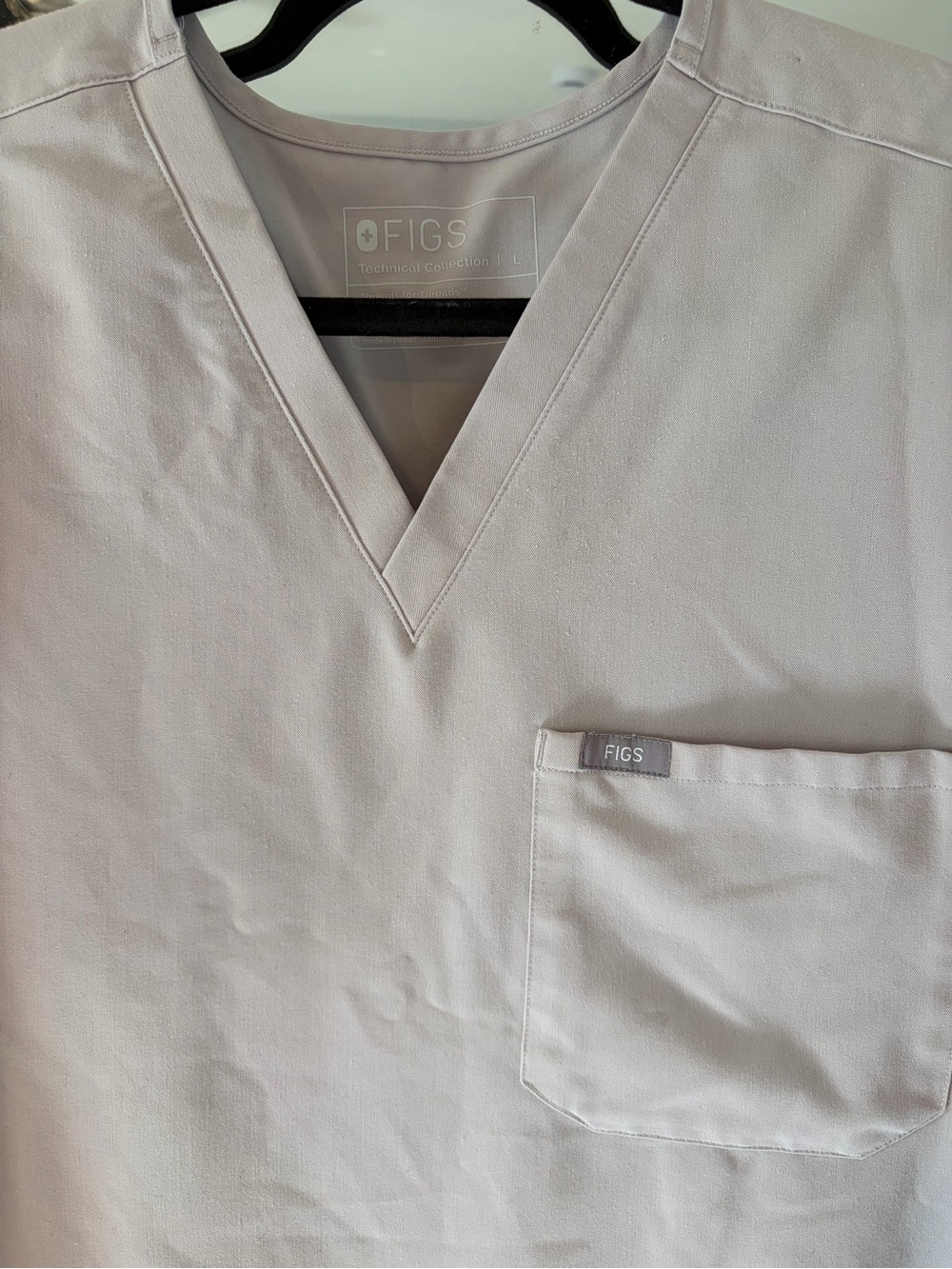 FIGS Women's Catarina One Pocket Scrub Top in Light Grey size Large - Picture 2 of 4